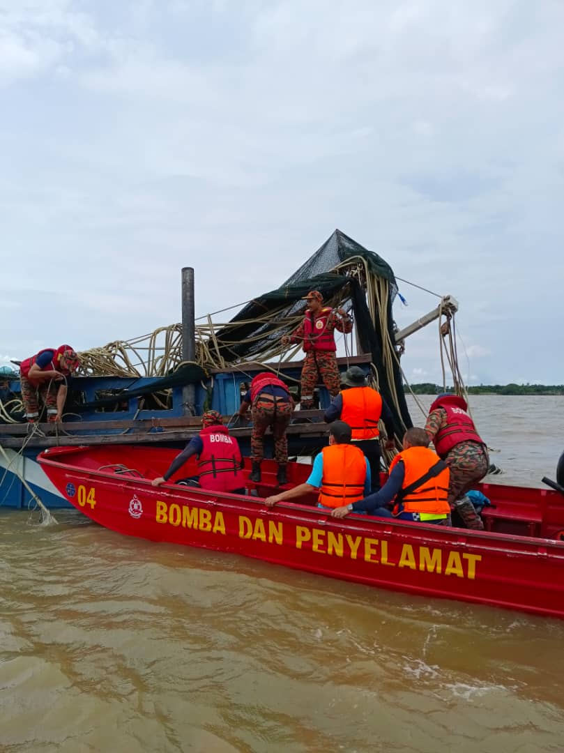 **已签发**柔：第二版头条：峇渔船翻覆沉没2周后，最后一名失踪者遗体被寻获