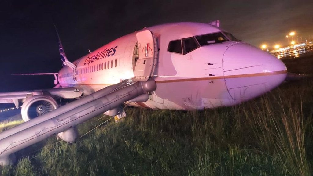 惊险！巴拿马航空737客机降落冲出跑道