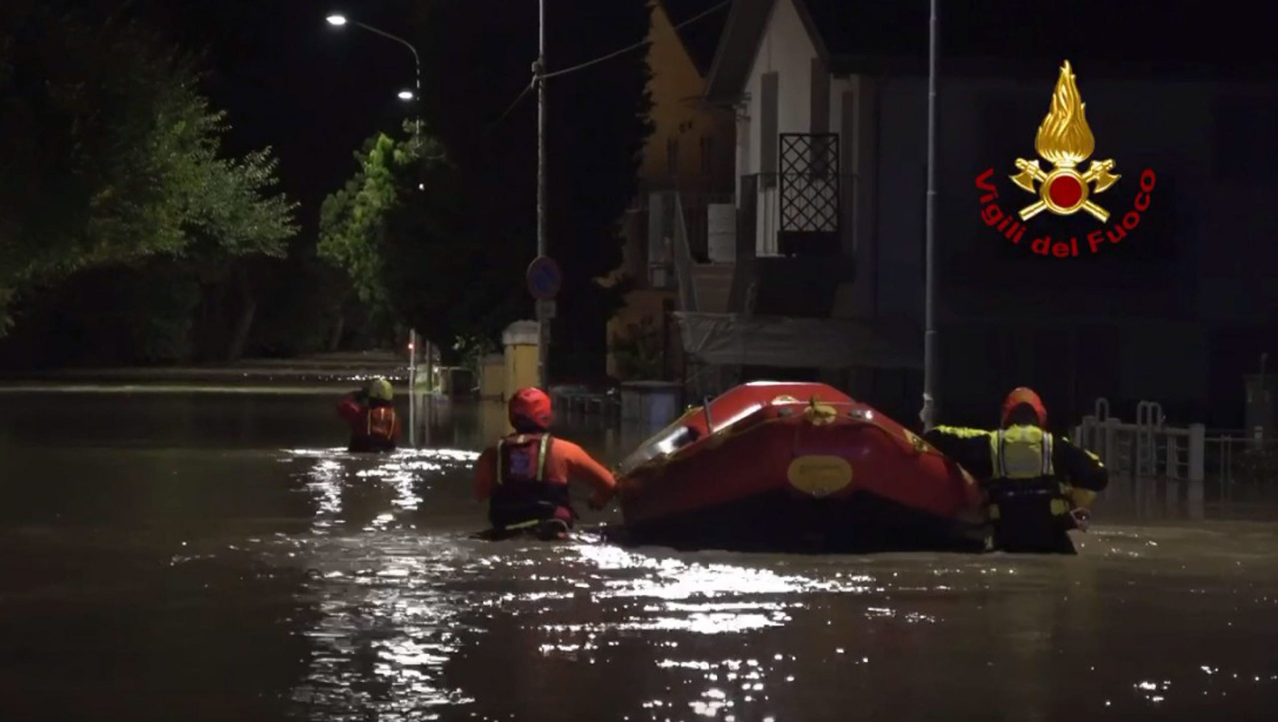意大利中部地区遭遇暴雨洪水至少7人死亡