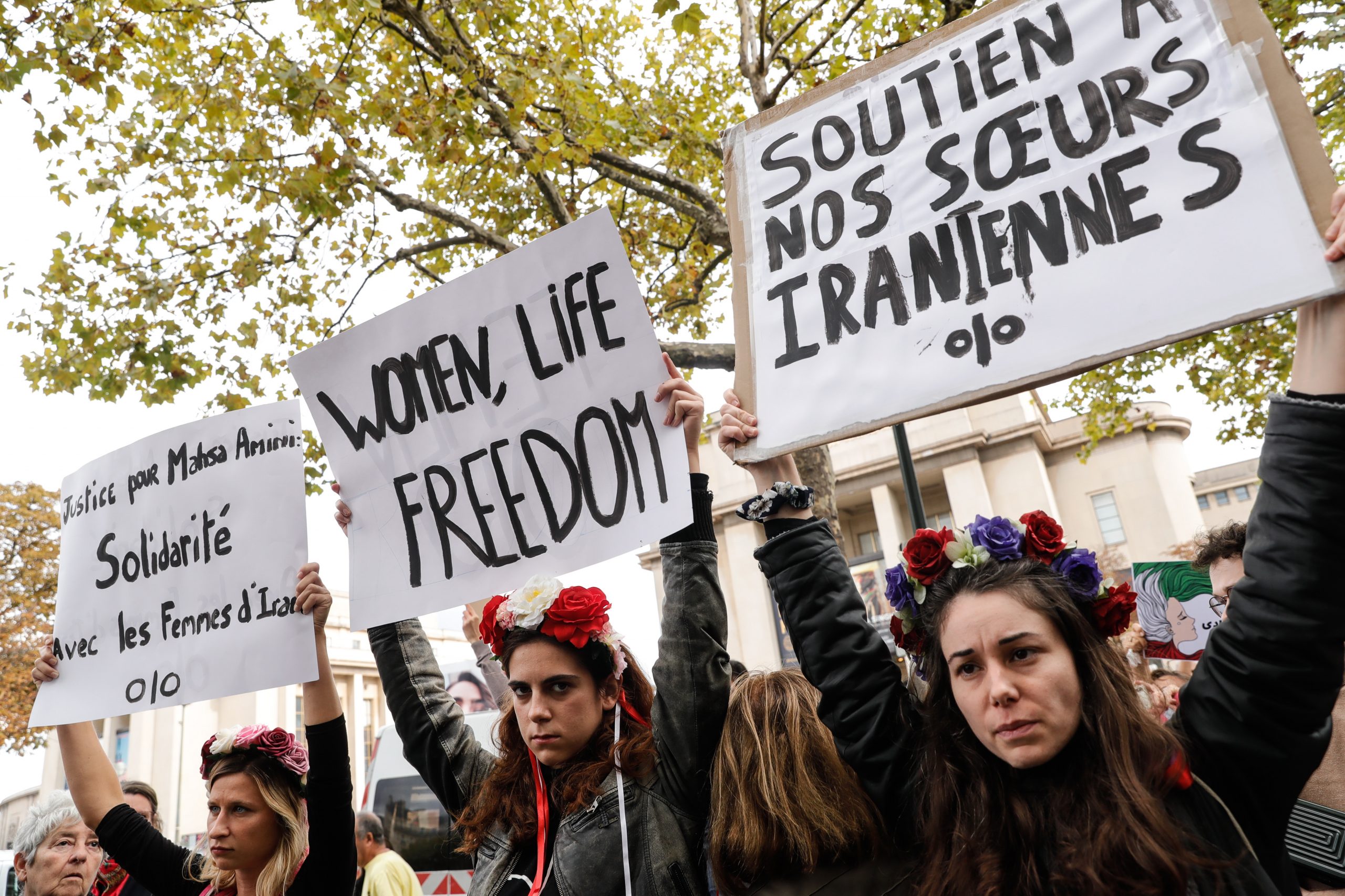 抗议伊朗女子阿米尼之死 巴黎伦敦爆发警民冲突