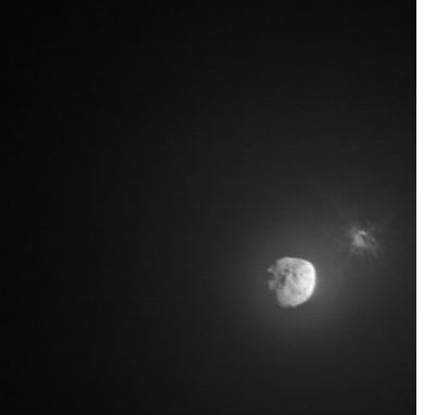 拼盘 NASA试行撞击小行星　新照片见碎片四散