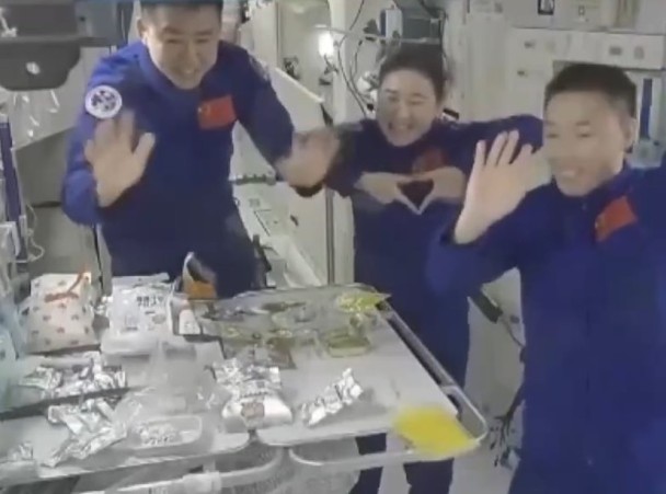 拼盘取代／中国人首次太空过中秋 “神十四”乘组向全球华人送上太空礼物