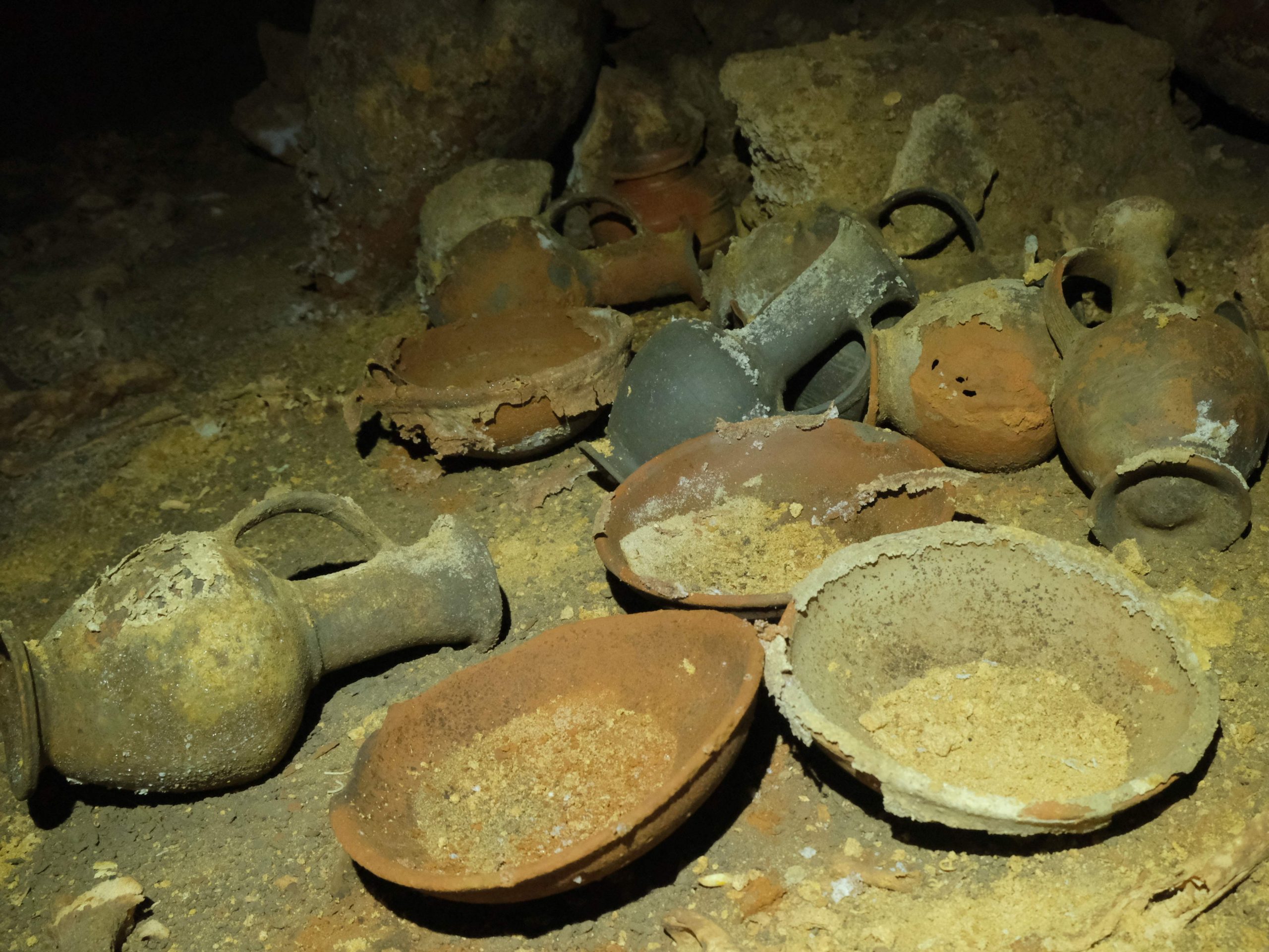 拼盘／以色列发现3300年前墓穴遗址