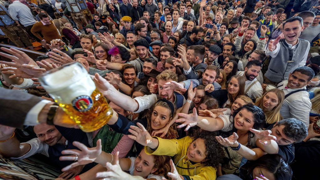 慕尼黑啤酒节暌违两年登场  吸引数千名访客齐狂欢