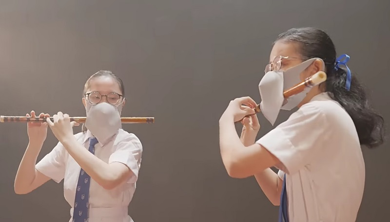 拼盘／民众傻眼！香港祝贺中国国庆影片 出现戴口罩吹笛子画面