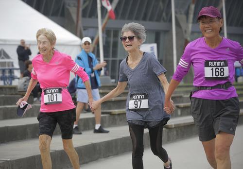 拼盘２图／加拿大举行8公里老年人长跑