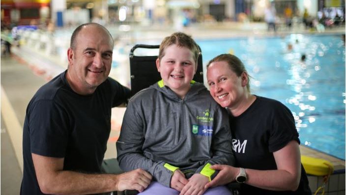 澳团体联办游泳训练营 助障友游出自信