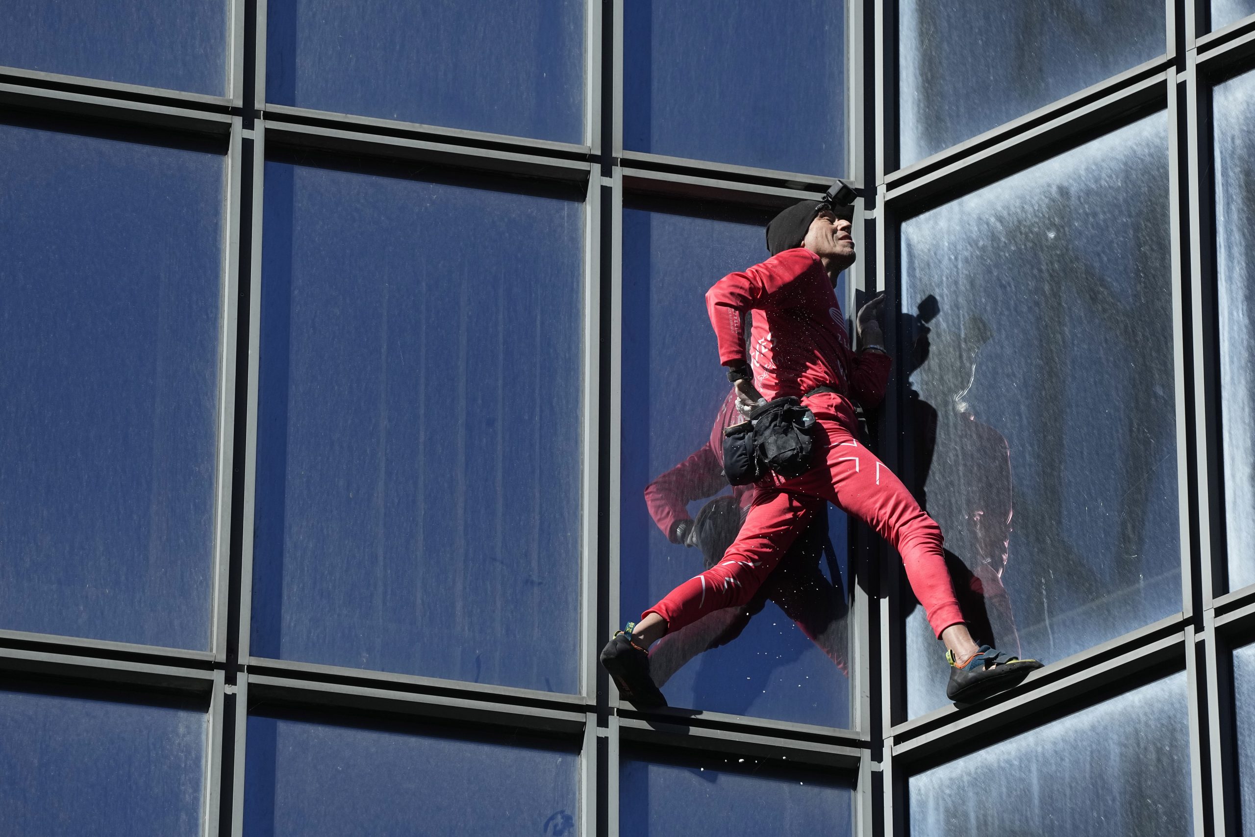 最狂60岁生日？法国“蜘蛛人”徒手攀爬48层高楼