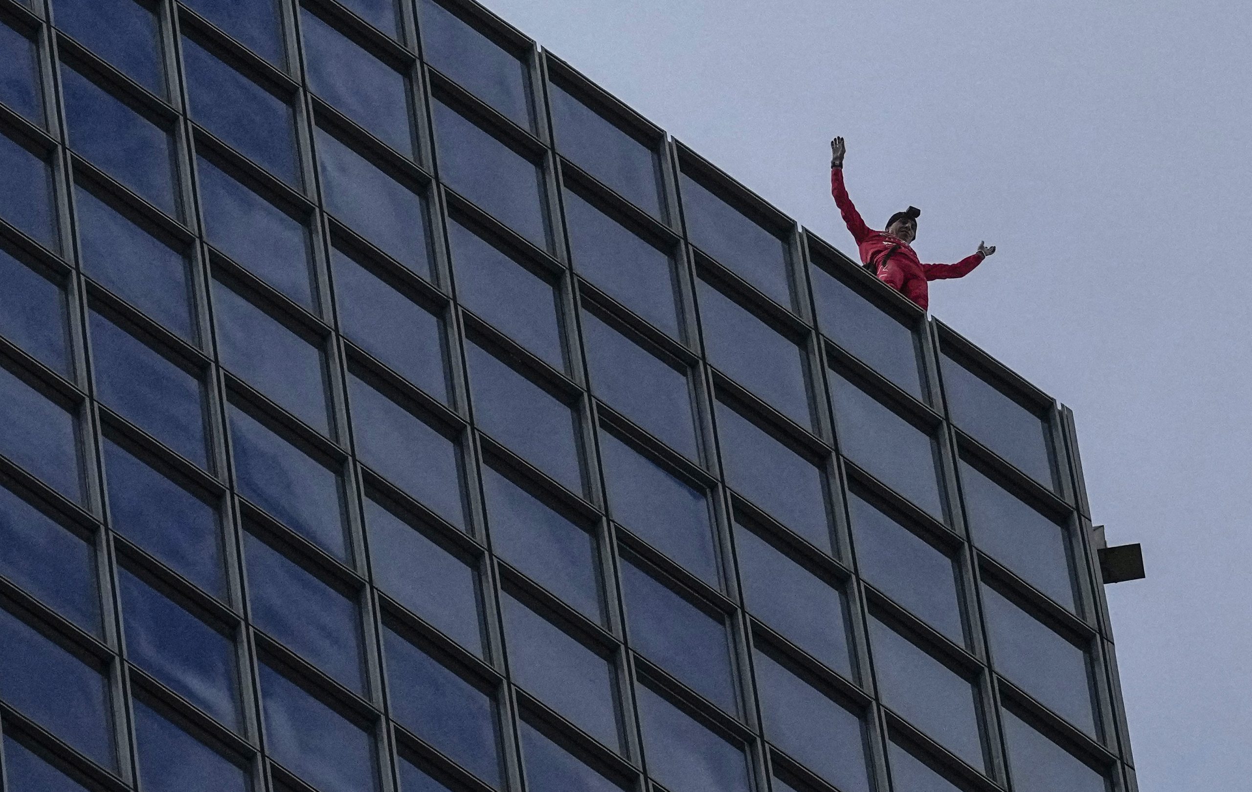 最狂60岁生日？法国“蜘蛛人”徒手攀爬48层高楼