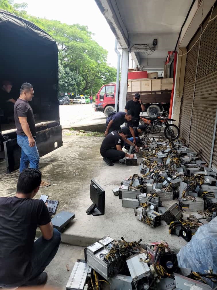  峇2店屋偷电挖比特币 警突检 起值逾20万器材