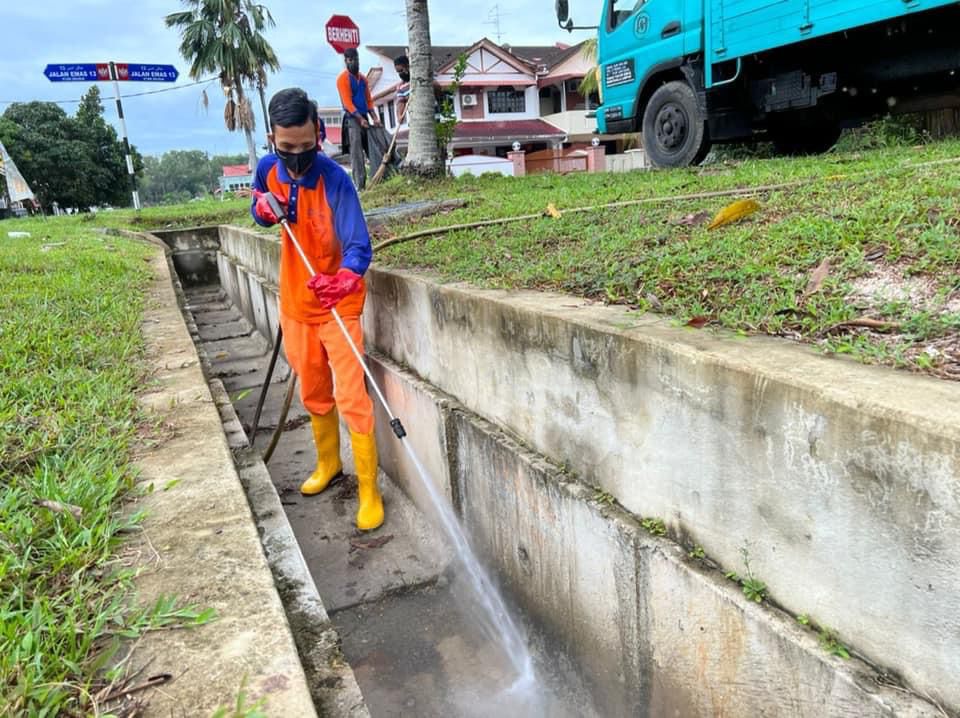 柔：SWM因应雨季，确保柔州15个地方政府辖区内的排水管，按时间表进行清理工作