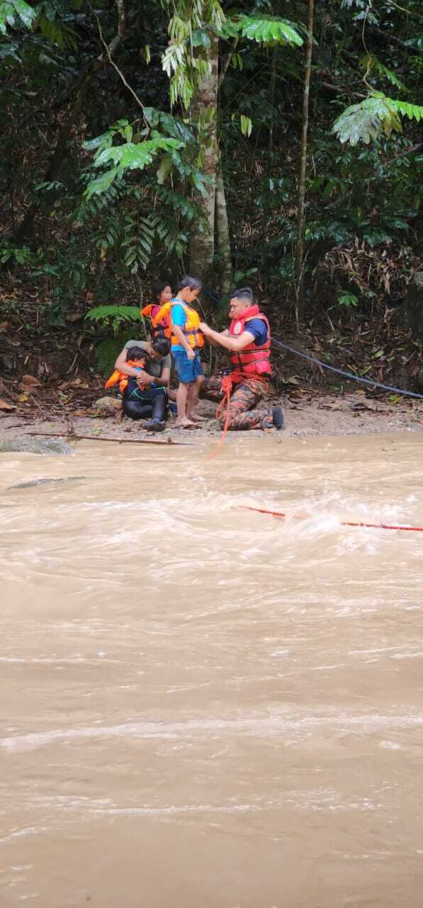 河边野餐下大雨遇洪水·母子4人受困获救