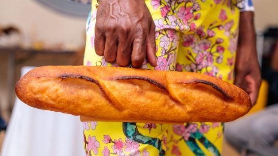 法式长棍面包不只是食物 纽约设计师把它制成手提袋
