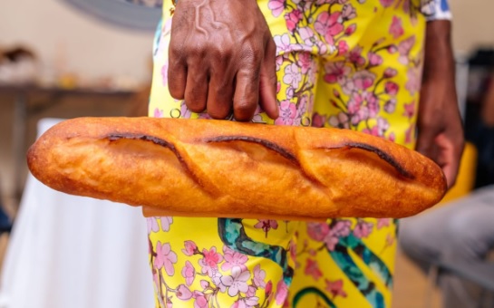 法式长棍面包不只是食物 纽约设计师把它制成手提袋