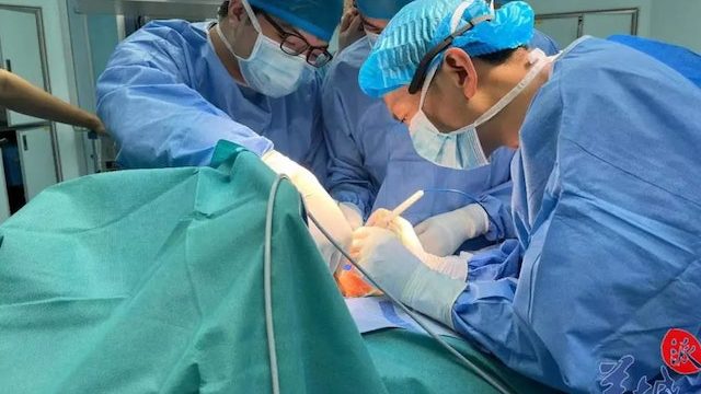 深圳一男婴出生拥4手4脚   医生指概率是50万分之一