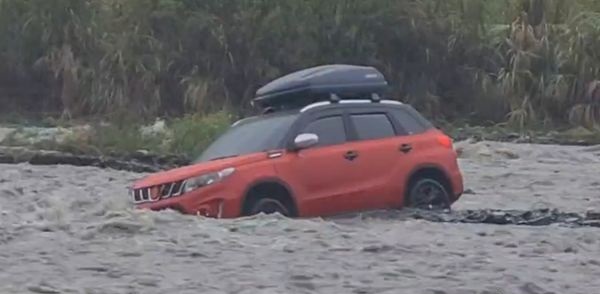 溪水暴涨43人受困 怪手接力救人渡溪