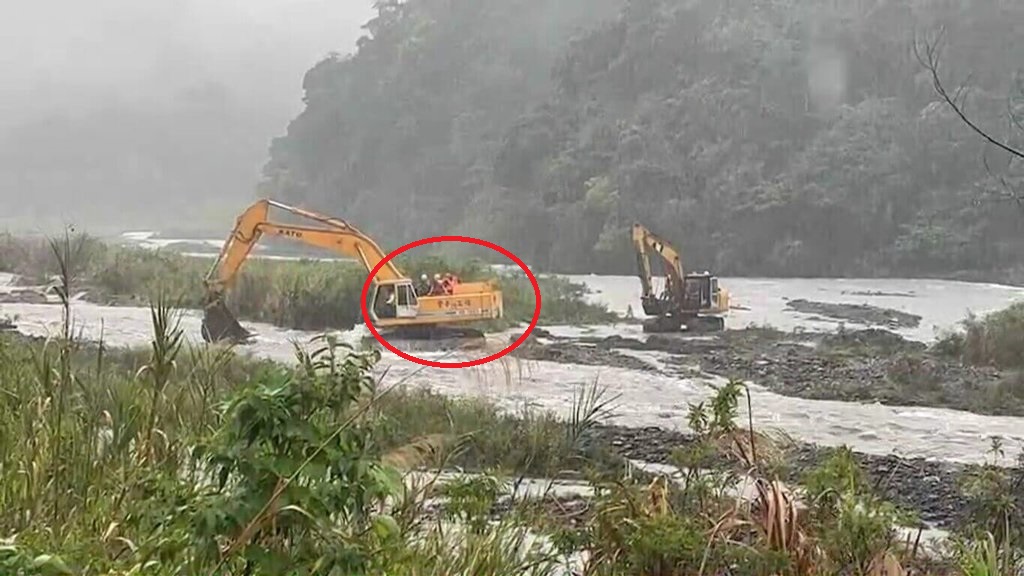 溪水暴涨43人受困 怪手接力救人渡溪