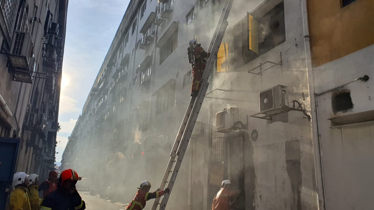 火患现场传4人受困·消拯局派逾50名消拯员救援