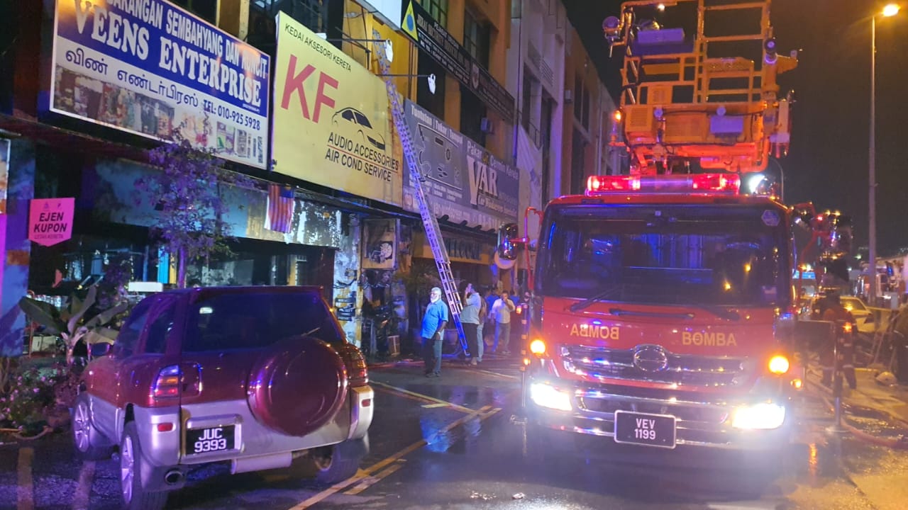 火患现场传4人受困·消拯局派逾50名消拯员救援
