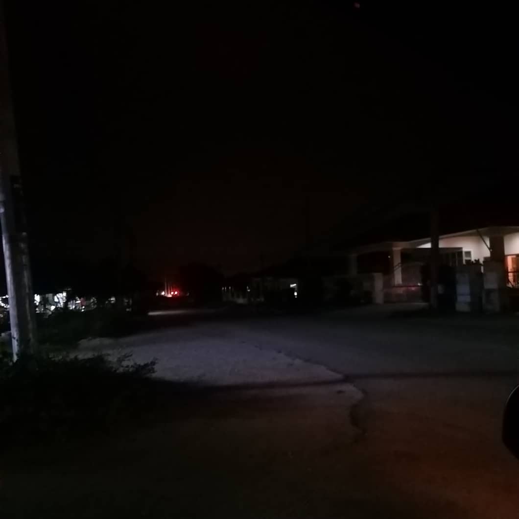 牙也民万新村那拉新村 欠电费断电无路灯照明
