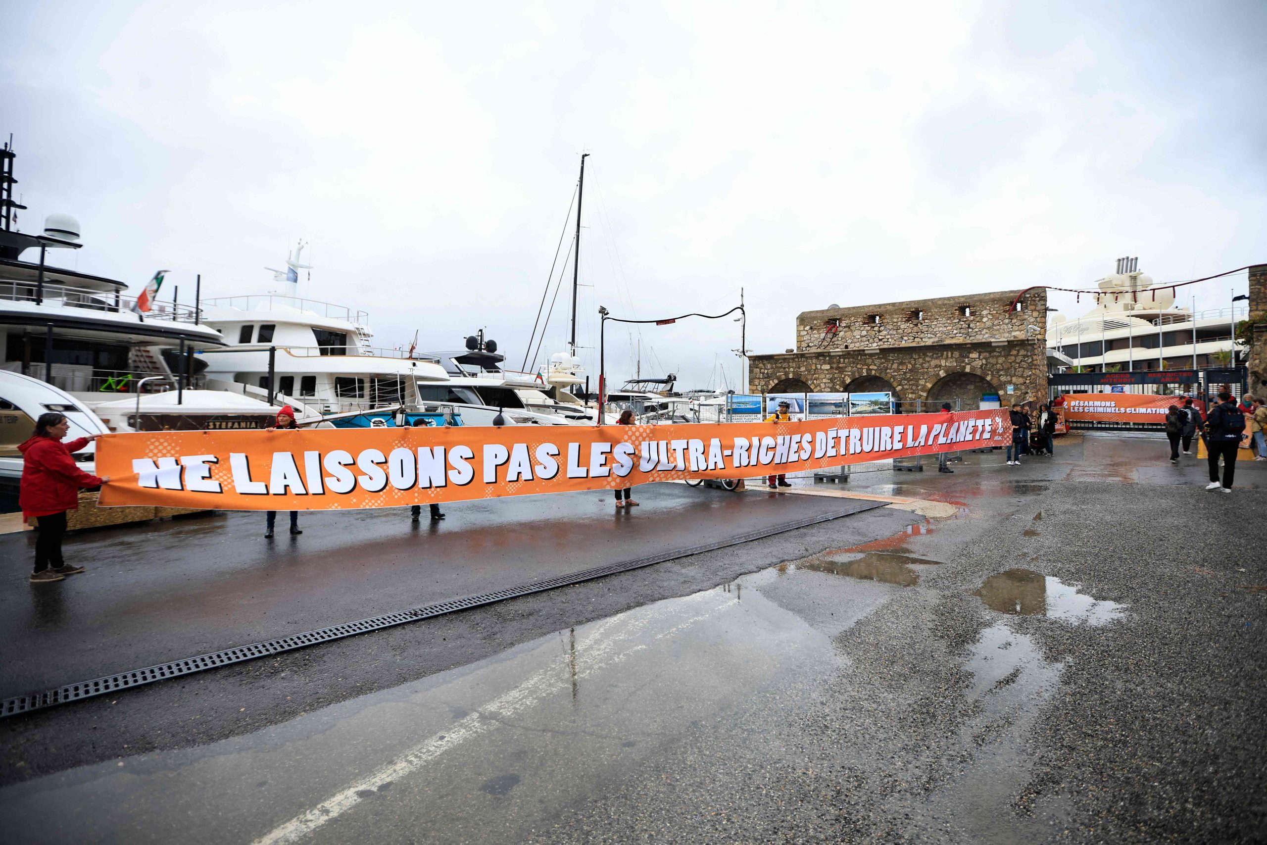 环保人士封锁法国游艇码头 抗议超级富豪摧毁地球
