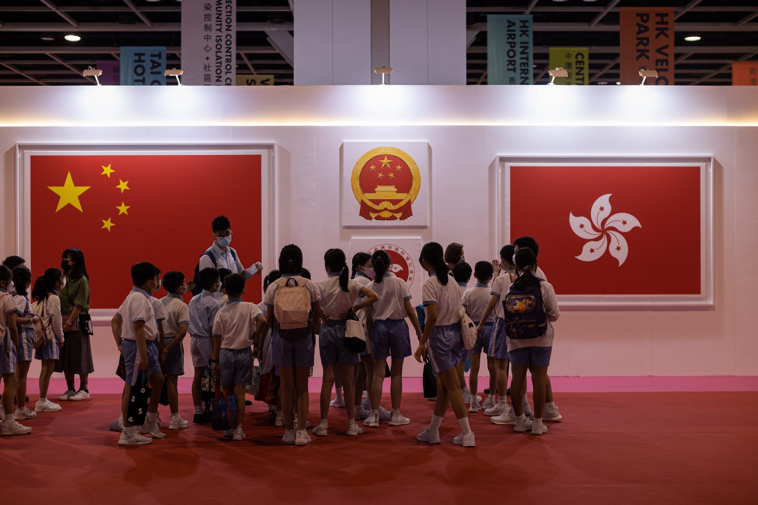 用熊猫和特朗普教香港孩子关于国家安全罪行