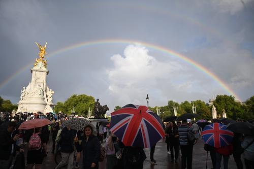白金汉宫上空现双彩虹  英人民：“那是女王给我们的礼物”