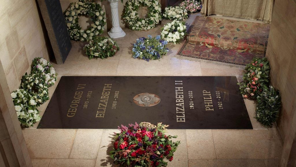 白金汉宫公布英女王墓碑 由比利时大理石制成