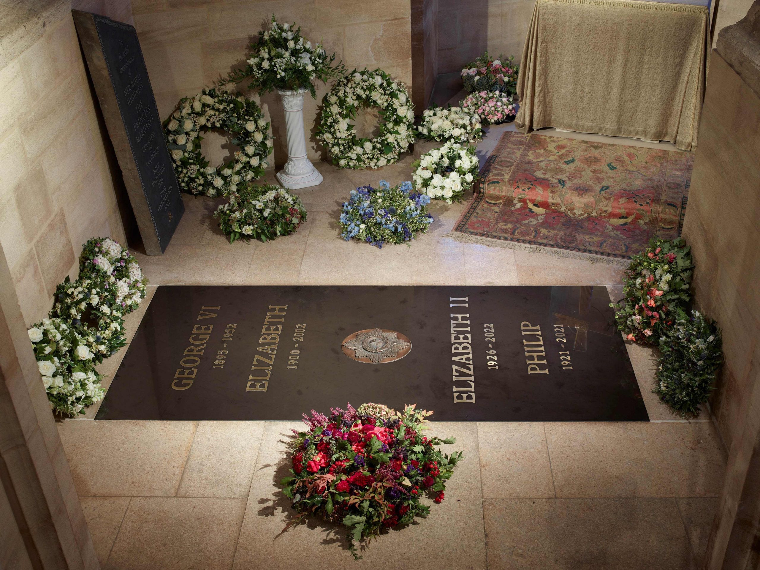  白金汉宫公布英女王墓碑 由比利时大理石制成