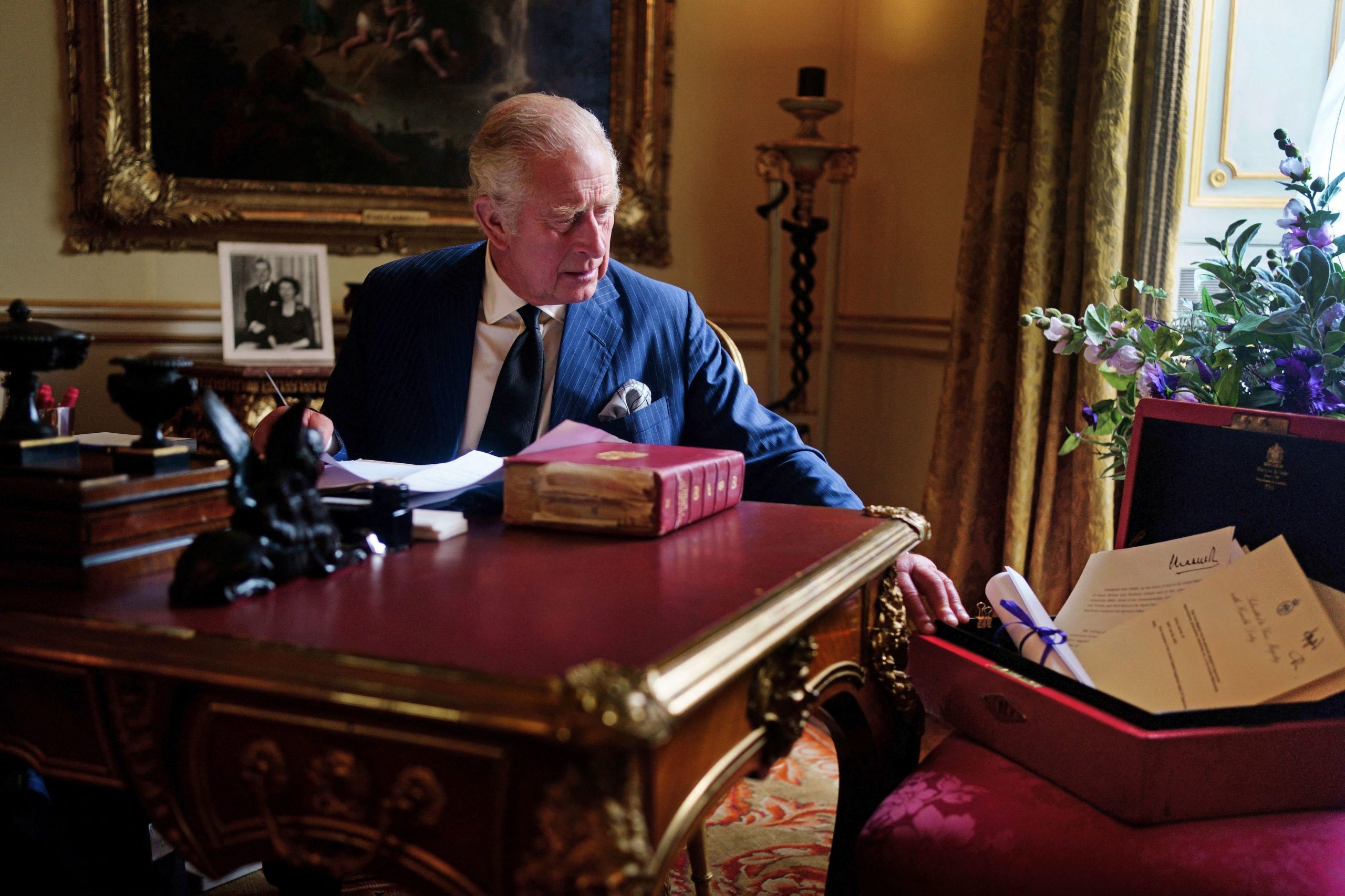 白金汉宫发布查尔斯三世照片　首次与红箱合照  