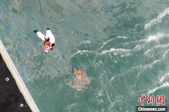 看世界 /渔船沉没11获救1失联 2名船员死亡