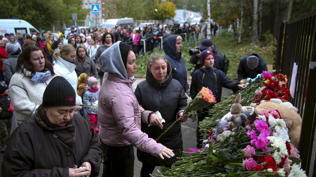 俄罗斯校园枪击案增至17死 凶嫌是校友