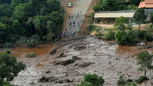南非自由州钻石矿坝决堤3死40伤