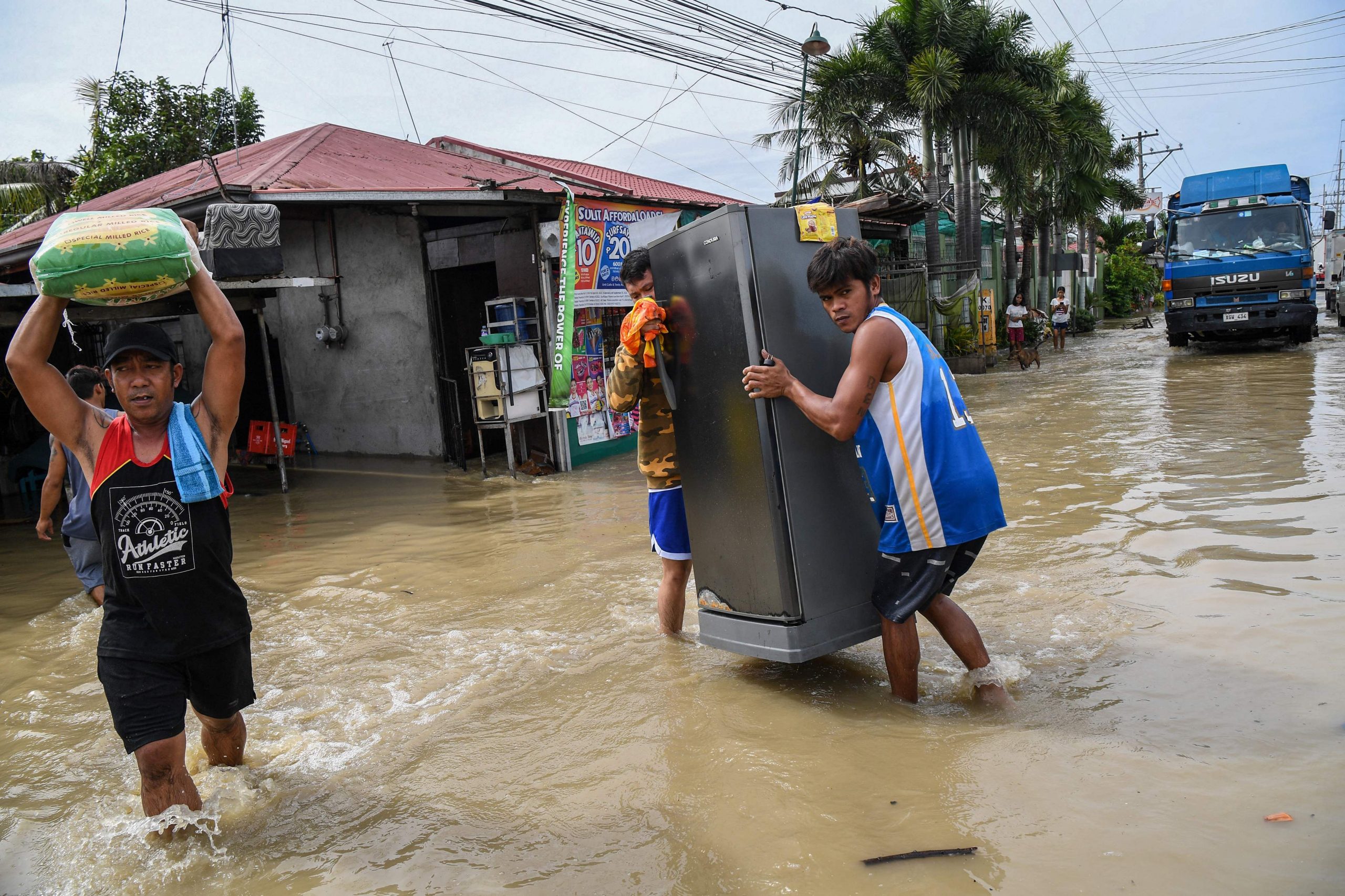 看世界／台风诺卢登陆马尼拉东北 吕宋岛停班停课