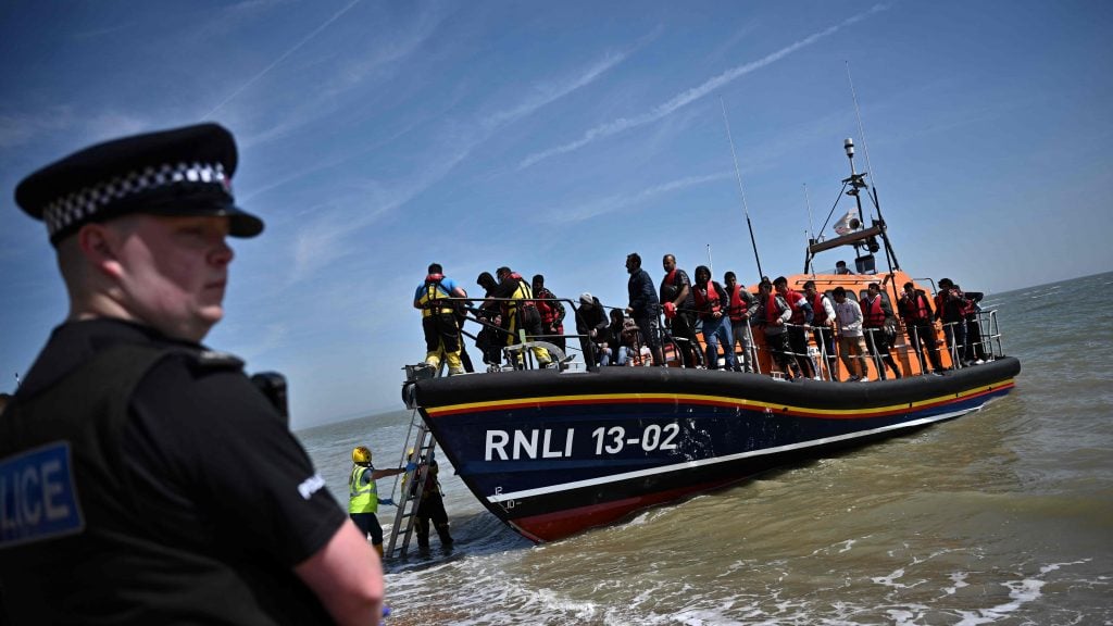 吉利海峡偷渡问题严重 近千移民搭小艇赴英