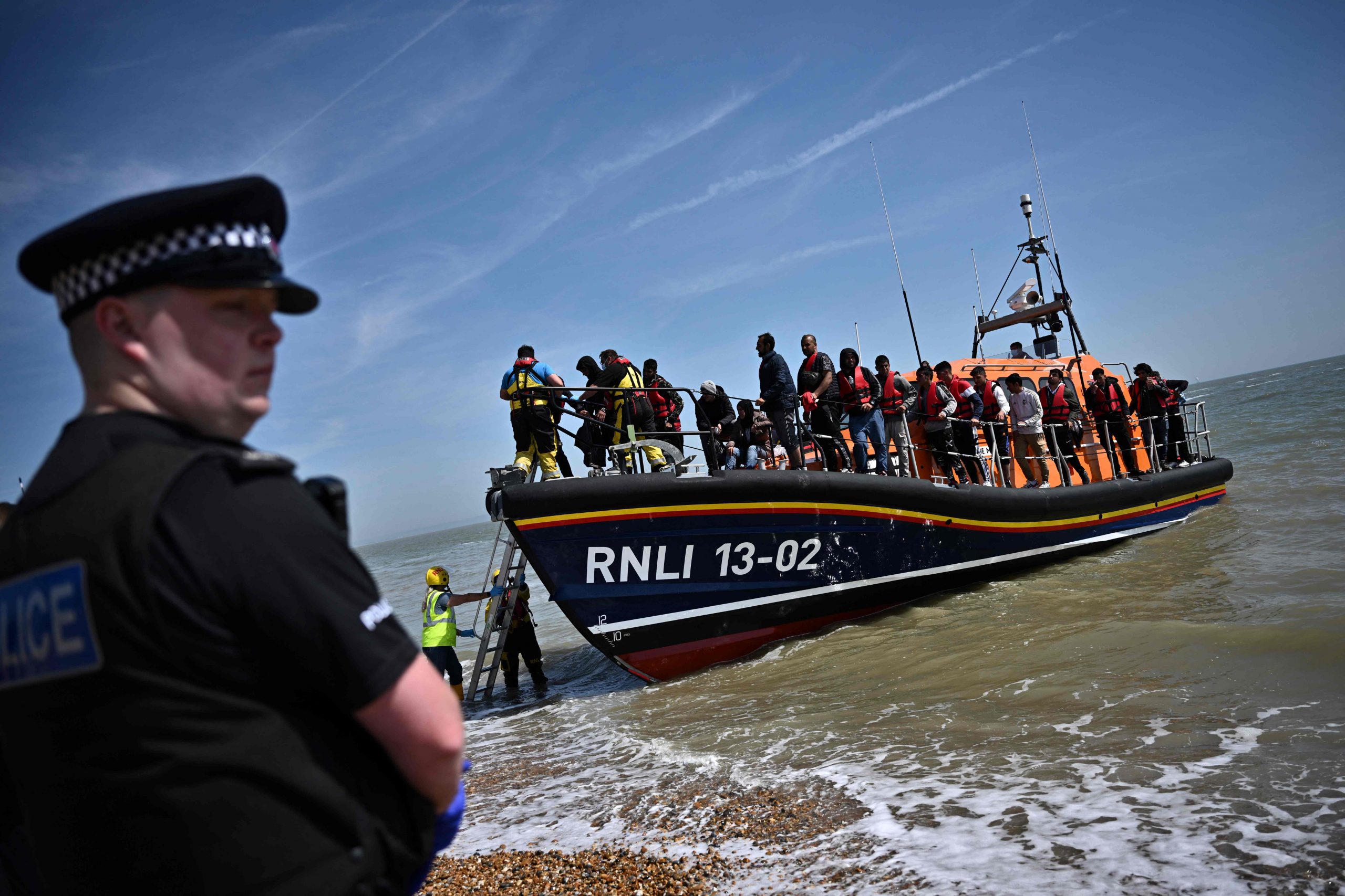 看世界／吉利海峡偷渡问题严重 近千移民搭小艇赴英