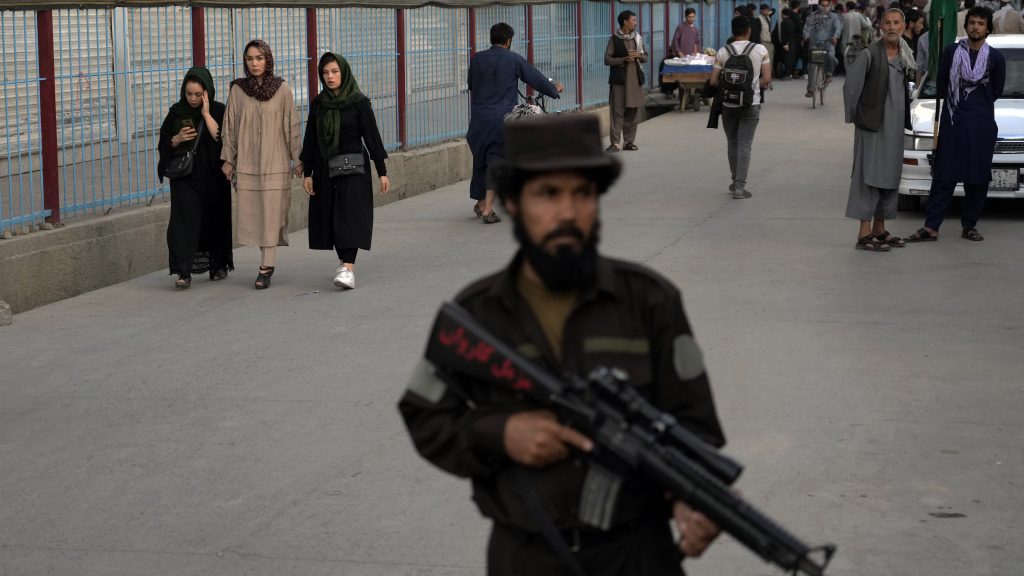 塔利班关闭学校  女性上街示威遭驱散