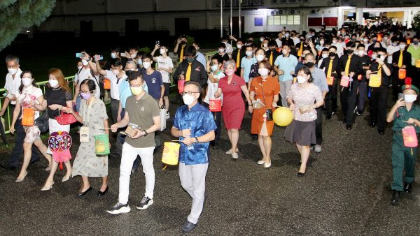 三德华中庆中秋卓越学生颁奖礼 750师生提灯游行好热闹