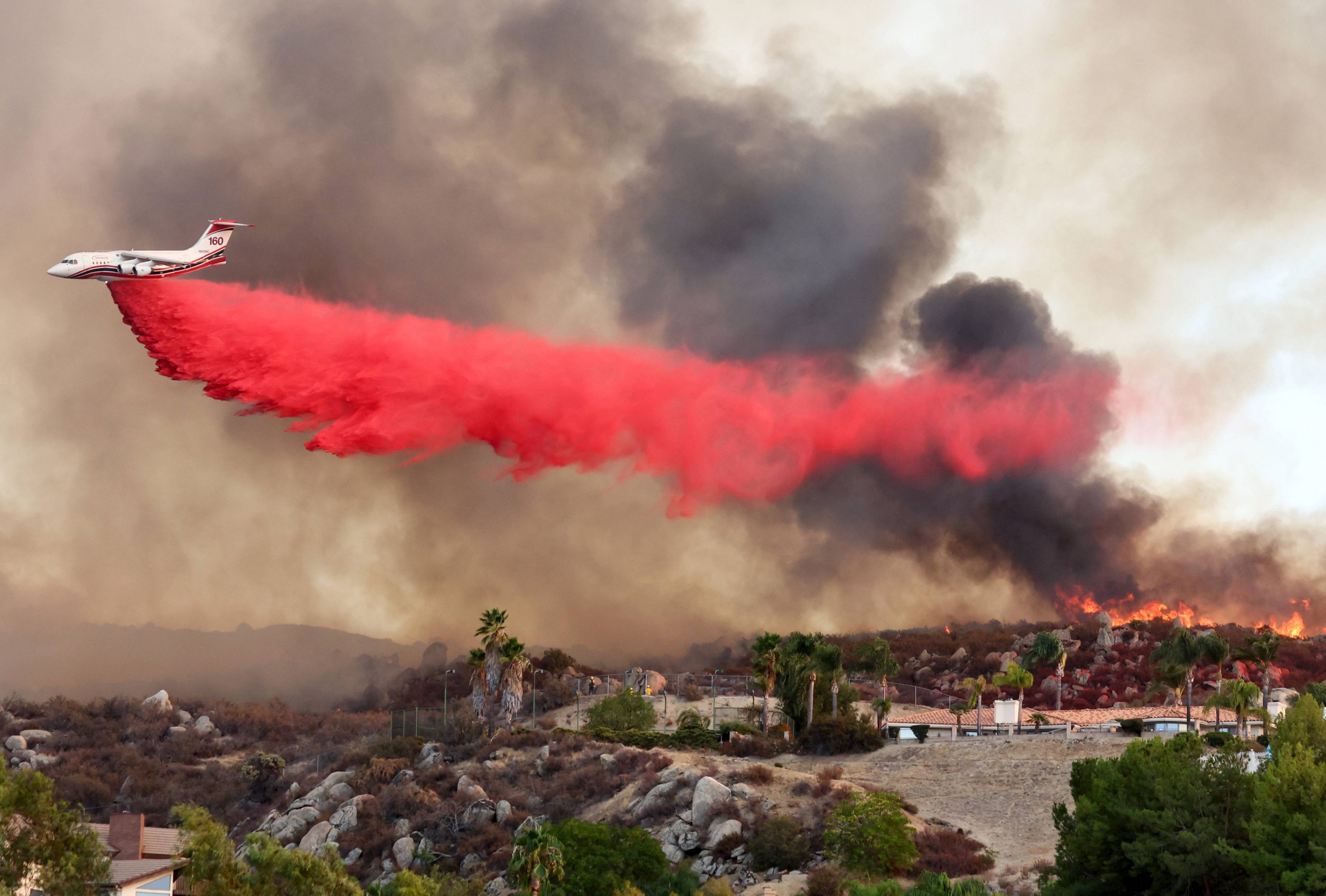 美国加州山火迅速蔓延毁 数千人紧急疏散