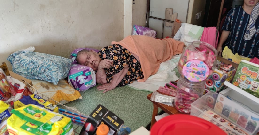 老妇卧病女儿行动不便 残疾母女生活陷困