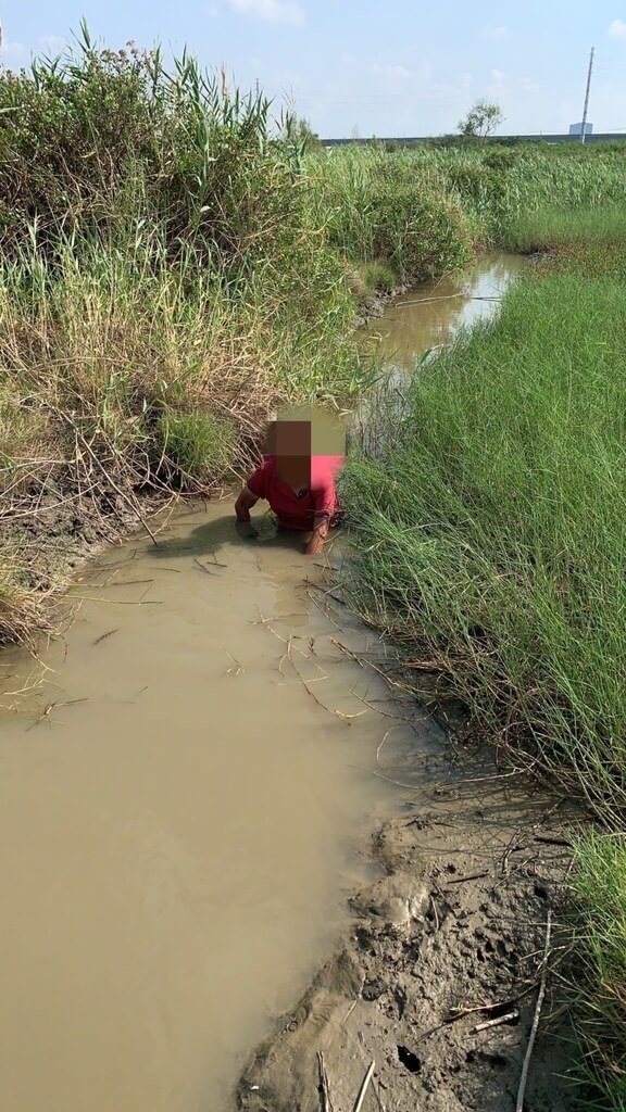 老妇失联5天坐河床获救 推测靠喝积水存活