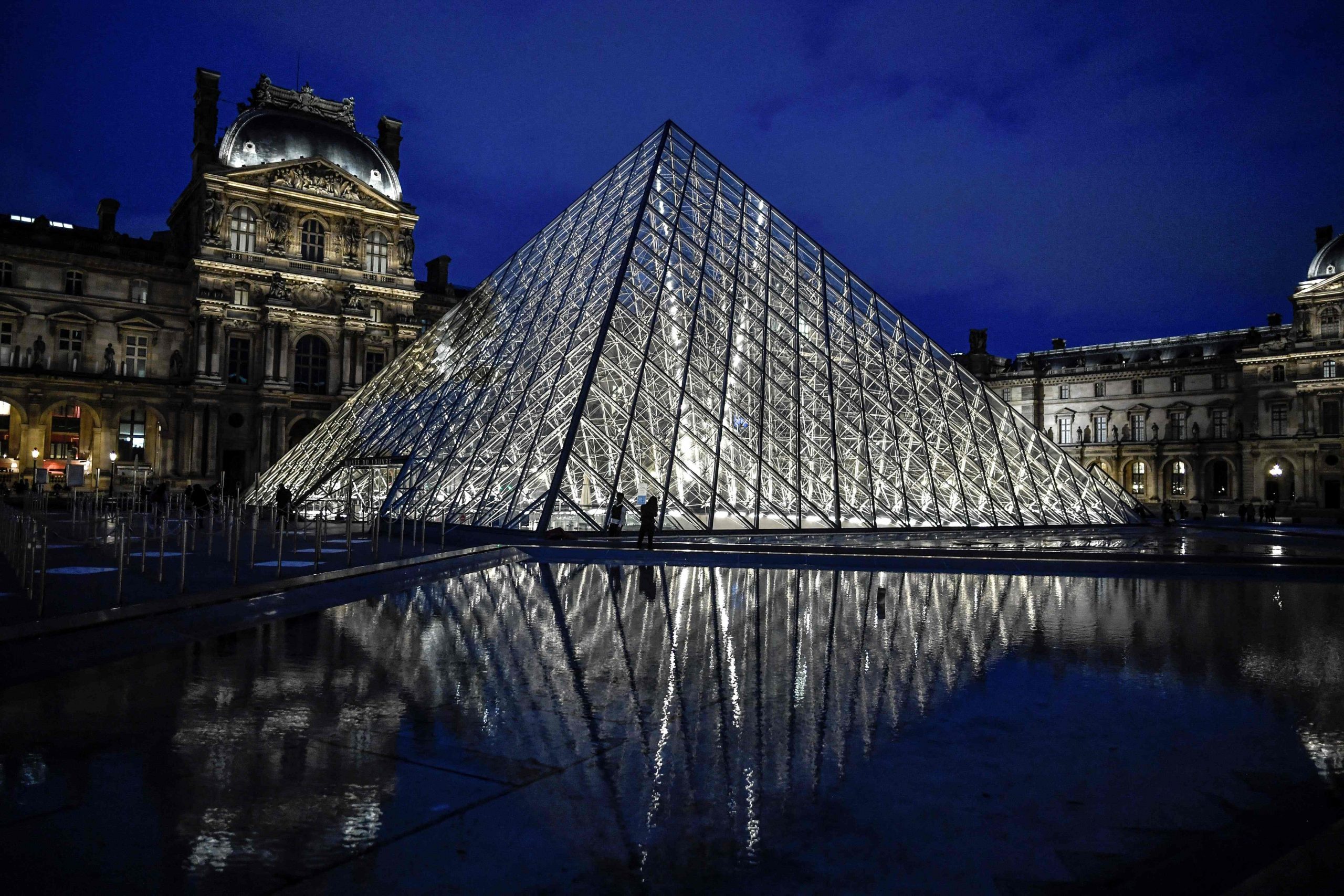 节省能源应对危机  巴黎埃菲尔铁塔提早关灯