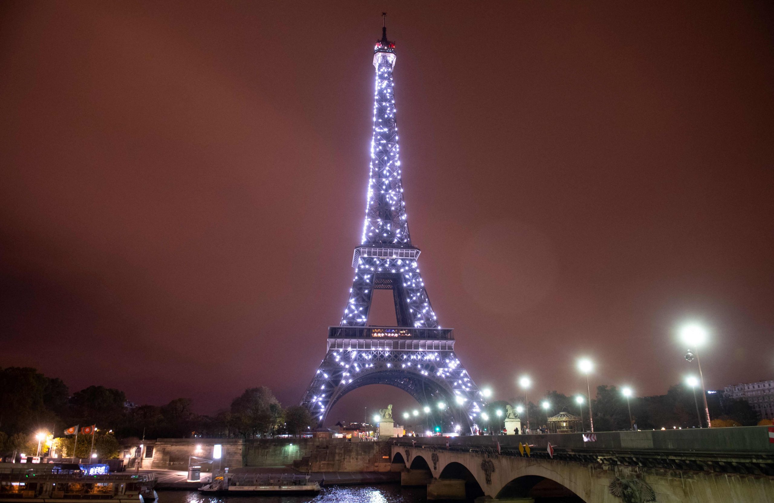 节省能源应对危机  巴黎埃菲尔铁塔提早关灯