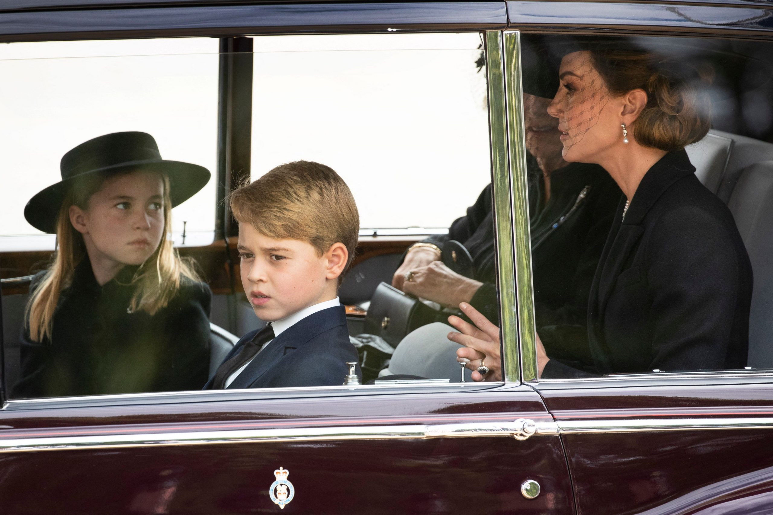 英女王灵柩抵达威灵顿拱门 乔治王子夏洛特公主坐车随行