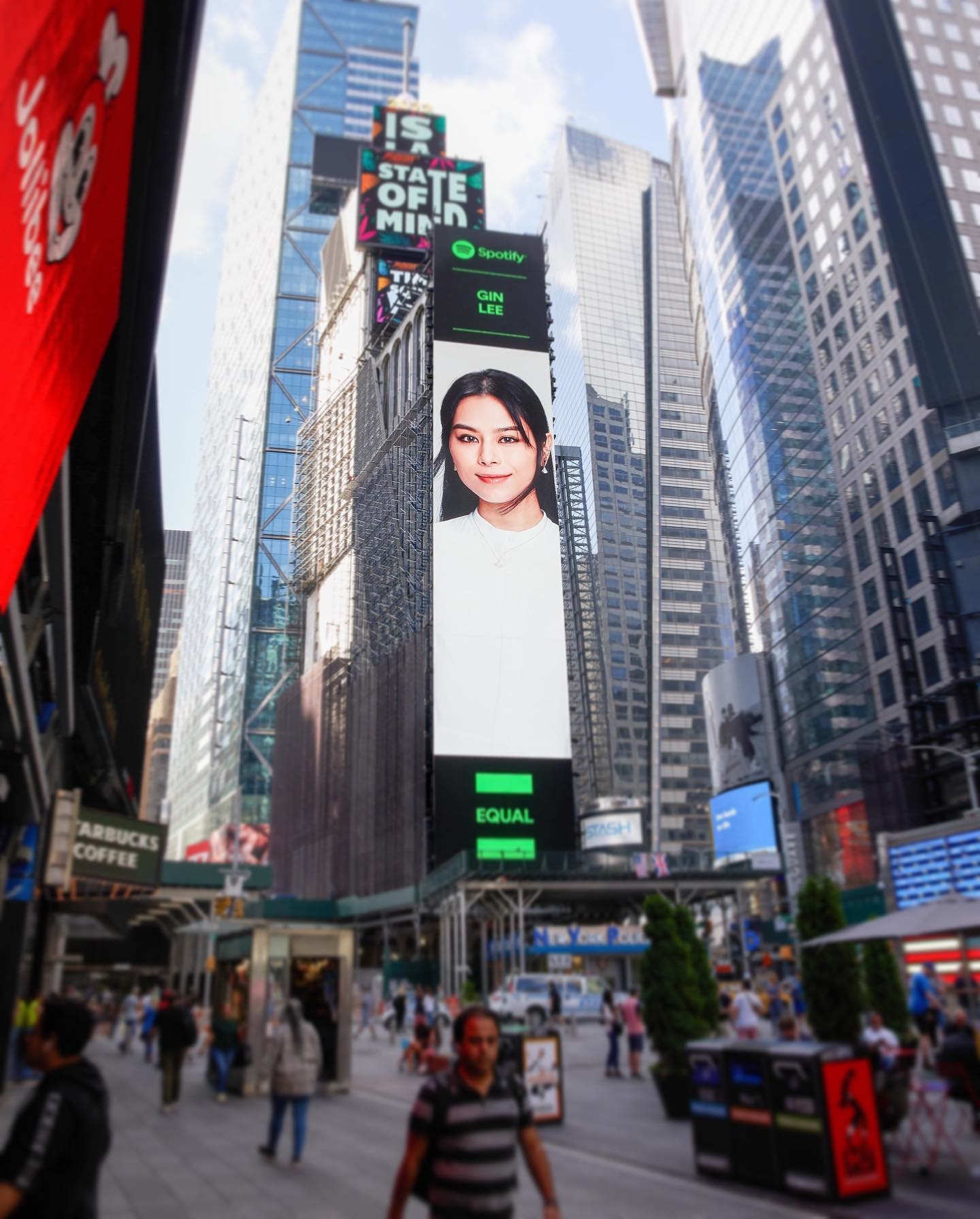 获Spotify选女性音乐人代表　李幸倪现身美国时代广场巨屏	