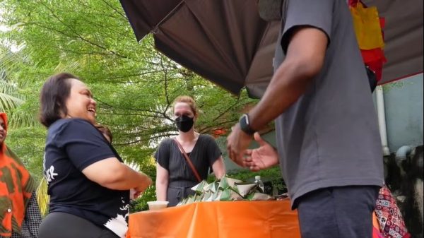 视频 | 买下全摊椰浆饭和糕点送人·马美夫妇：看见人们的笑容就值了！