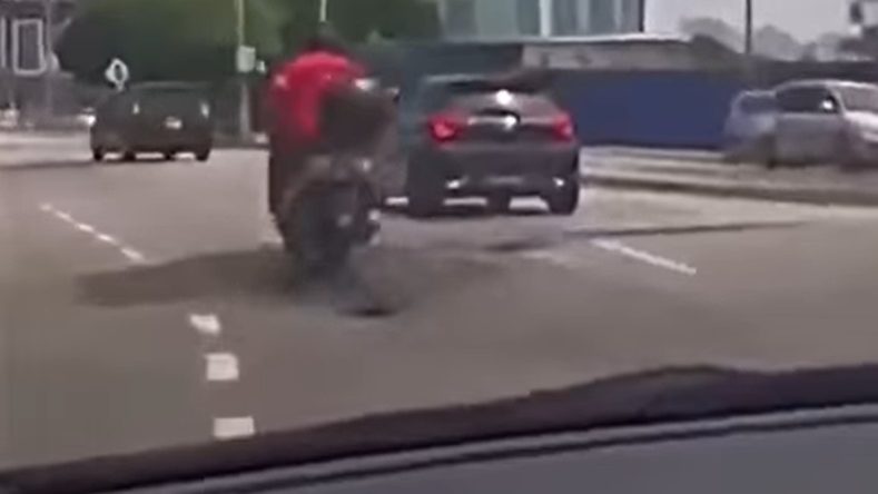视频 | 摩托失控骑士差点被车碾过 又是路洞害人差点丢命