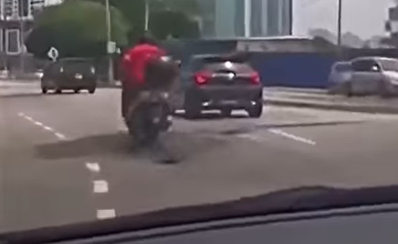 视频 | 摩托失控骑士差点被车碾过！又是路洞害人差点丢命！