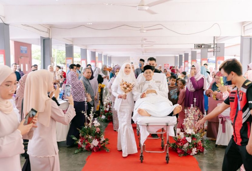 视频 | 新郎新娘坐救护车来结婚！摄影师尽全力拍美照 红了