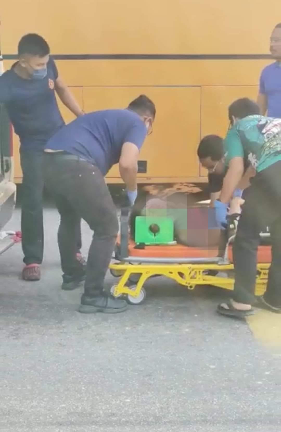 视频 | 骑脚车撞上凝块物翻车！骑士被校车辗过惨死